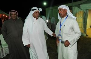سعود بوحمد مستقبلا احد الناخبين﻿