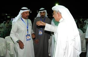 سعود بوحمد في نقاش مع احد الحضور﻿