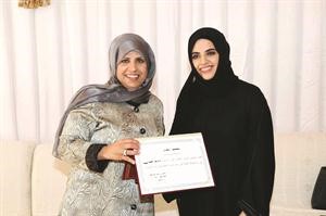 دسلوى الجسار اثناء تكريم احدى الطالبات﻿