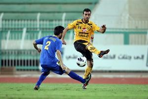 لاعب القادسية فيصل العنزي يسدد الكرة امام مدافع الساحل عباس احمد	 عادل اليعقوب﻿