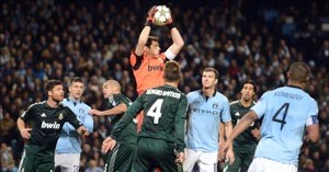 حارس مرمى ريال مدريد ايكر كاسياس يقفز عاليا ويلتقط الكرة في مباراة مان سيتي افپ