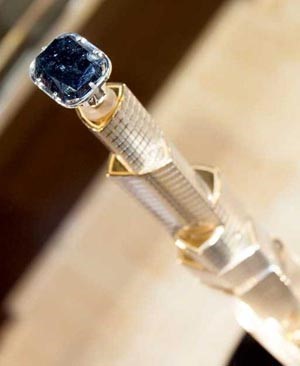 مجسم ذهب لبرج خليفة بـ 6 ملايين درهم.. وشجرة ميلاد ذهبية بطوكيو بـ 4 مليون دولار