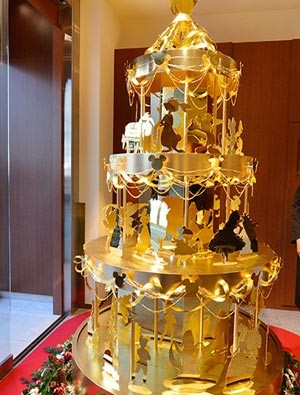 مجسم ذهب لبرج خليفة بـ 6 ملايين درهم.. وشجرة ميلاد ذهبية بطوكيو بـ 4 مليون دولار