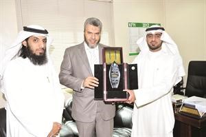 عبداللطيف الكندري مكرما مدير ادارة السفريات بطيران ناس