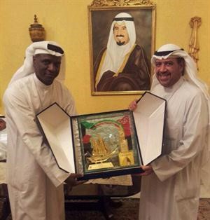 الشيخ احمد الفهد يتسلم درعا تذكارية من اللاعب المعتزل وليد الحجرف﻿