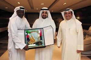 الشيخ خليفة العلي يتسلم درعا تذكارية من الحجرف بحضور النائب السابق المحامي احمد الشحومي 	﻿