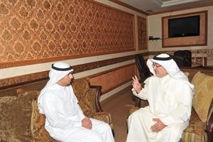 خليل الصالح متحدثا للزميل سلطان العبدان متين غوزال
