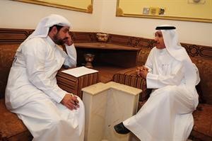 المرشح مشاري العتيبي متحدثا للزميل بدر السهيل
