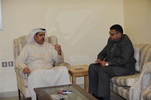 المرشح عبدالرحمن الغانم متحدثا للزميل محمود فاروق هاني عبدالله