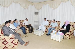 علي حاجية متحدثا للصحافيين وتبدو الزميلة زينب ابوسيدومتين غوزال