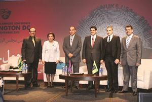 ممثل شركة المشاريع بدر العثمان من بنك برقان الثاني من اليمين خلال مشاركته في المنتدى الاقتصادي
