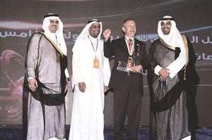 الشيخ محمد العبدالله واياد الخرافي خلال تكريم احد الفائزين هاني عبدالله
