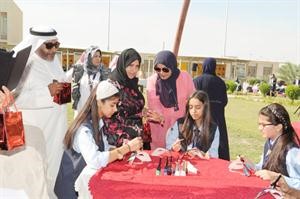 بدرية الخالدي تتفقد اعمال المشاركين
