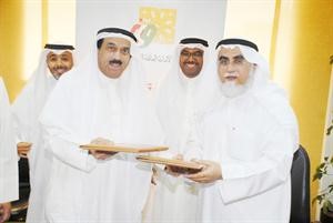 دعبدالمحسن الخرافي ودصالح المزيني يتبادلان وثائق الاتفاقية﻿