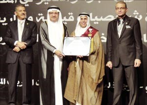 المدير التنفيذي لمجموعة الساير مبارك ناصر الساير يتسلم الشهادة ومتقلدا وسام الاستحقاق لمجموعة الساير من معالي وزير التربية والتعليم الاماراتي السيد حميد محمد القطامي