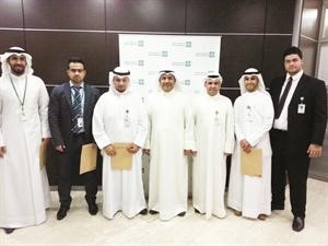 الفوزان مع المكرمين من مركز الاتصال بالبنك
