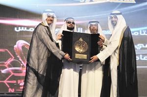 جائزة الاسطرلاب الذهبي يتسلمها عادل السند﻿