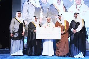 عادل عابدين يتسلم جائزته﻿