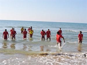 لاعبو الازرق يخوضون تدريباتهم داخل البحر لزيادة تحملهم وقوتهم﻿