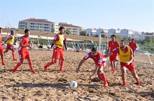 بدر المطوع يلاحق الكرة بمضايقة من حميد القلاف على رمال انطاليا﻿