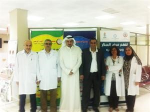 دعبدالرحمن العنزي في صورة جماعية مع اطباء مركز صباح الناصر
