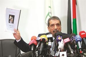 رئيس لجنة التحقيق الطيراوي يرفع ملفا خلال مؤتمر صحافي قال انه يحوي معلومات هامة تؤكد اغتيال اسرائيل لعرفاتافپ