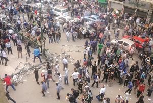 جانب من الاشتباكات بين مؤيدي ومعارضي الرئيس المصري محمد مرسي امام دار القضاء العالي امس اپ
