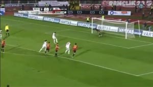 بالفيديو.. لاعب يتصدى لركلة جزاء حاسمة بالدقيقة 90.. ومدرب عراقي يرفع حذاءه للجماهير الإماراتية