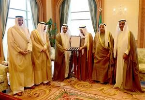 صاحب السمو الامير الشيخ صباح الاحمد يتسلم هدية تذكارية من دنايف الحجرف وهاني حسين وبدر السعد واعضاء مجلس الهيئة العامة للاستثمار﻿