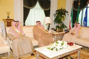 سمو ولي العهد الشيخ نواف الاحمد مستقبلا الشيخ احمد الخالد والشيخ صباح الخالد

