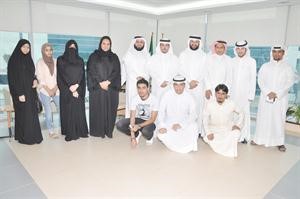 محسام الخرافي ودنايف المطيري مع الحضور خلال توقيع البروتوكول﻿