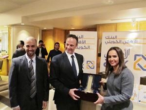 سحر الذربان تكرم الشيخ سالم العبدالله بحضور علي البغلي