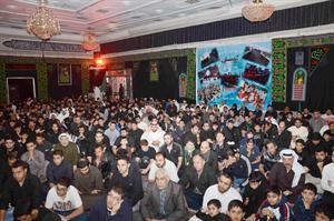 جمع من الحضور يتابعون الخطبة﻿