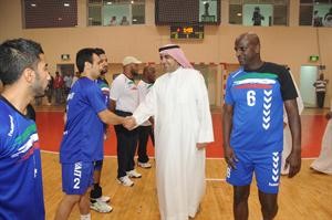 الحجرف يقدم اللاعبين للشيخ خليفة العلي﻿