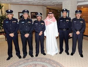 الشيخ مبارك الدعيج واللواء يوسف الانصاري يتوسطان وفد الاطفاء