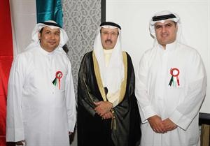 سامي النصف مع عبدالله العنزي خلال الاحتفال