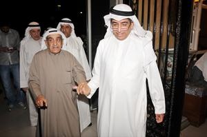 عادل الخرافي يصطحب والده مساعد الخرافي﻿