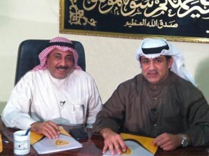 محمد ابراهيم مدرب القادسية لحظة توقيع العقد مع رضا معرفي