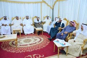 خالد المضاحكة متوسطا الحضور خلال حفل الاستقبال	هشام كامل﻿
