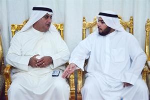 المضاحكة مع احد الناخبين﻿