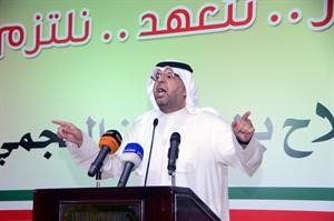 فهد العجمي متحدثا في افتتاح مقره