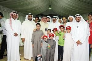 الجاسر مع عدد من الحضور