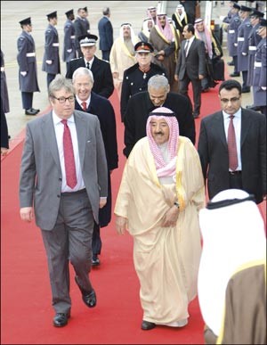 صاحب السمو الامير الشيخ صباح الاحمد لدى وصوله الى لندن امس