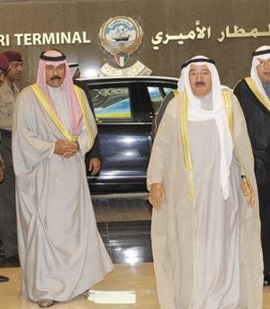 صاحب السمو الامير الشيخ صباح الاحمد قبيل مغادرته وفي وداعه سمو نائب الامير ﻿