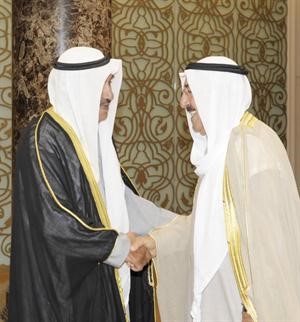 الشيخ مبارك عبدالله الاحمد مصافحا صاحب السمو﻿