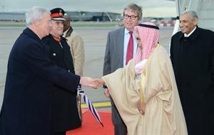 صاحب السمو الامير الشيخ صباح الاحمد مصافحا مستقبليه لدى وصوله مطار هيثرو الدولي﻿