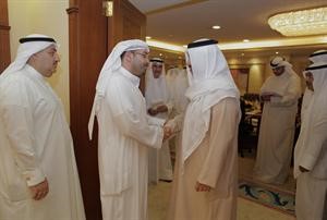 سمو الشيخ جابر المبارك مرحبا برئيس التحرير الزميل يوسف خالد المرزوق ويبدو الزميل عماد بوخمسين