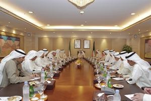 سمو رئيس الوزراء متحدثا الى رؤساء تحرير الصحف المحلية بحضور وزير الاعلام ورئيس جمعية الصحافيين ورئيس مجلس ادارة كونا