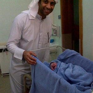 الصورة الأولى لـ «حمدان» مولود فايز السعيد الأول