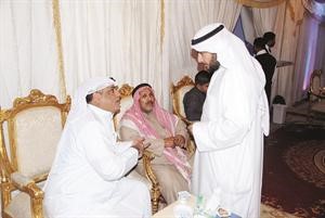 خالد المضاحكة متحدثا الى احد الناخبين